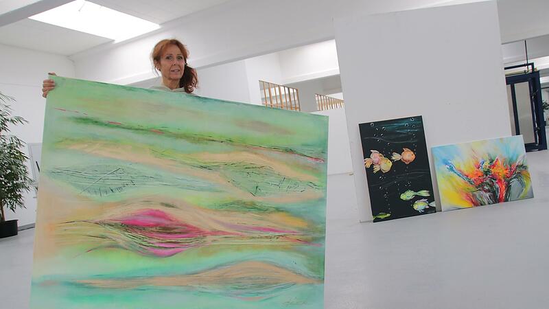 Antje Boese aus Bad Staffelstein bringt ihre Bilder in die hellen Ausstellungshallen der ehemaligen Porzellanfabrik Kaiser.
