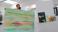 Antje Boese aus Bad Staffelstein bringt ihre Bilder in die hellen Ausstellungshallen der ehemaligen Porzellanfabrik Kaiser.