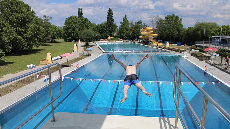 Seite Mitte Juni ist das Freibad wieder offen. OB Stefan Güntner sprang zur Eröffnung vom Fünf-Meter-Turm. Seite Mitte Juni ist das Freibad wieder offen. OB Stefan Güntner sprang zur Eröffnung vom Fünf-Meter-Turm.