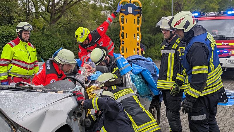 Ganz schön viel los: Bei dieser Übung für die Rettungsdienst-Azubis waren auch Feuerwehr Bad Kissingen und Notarzt dabei.