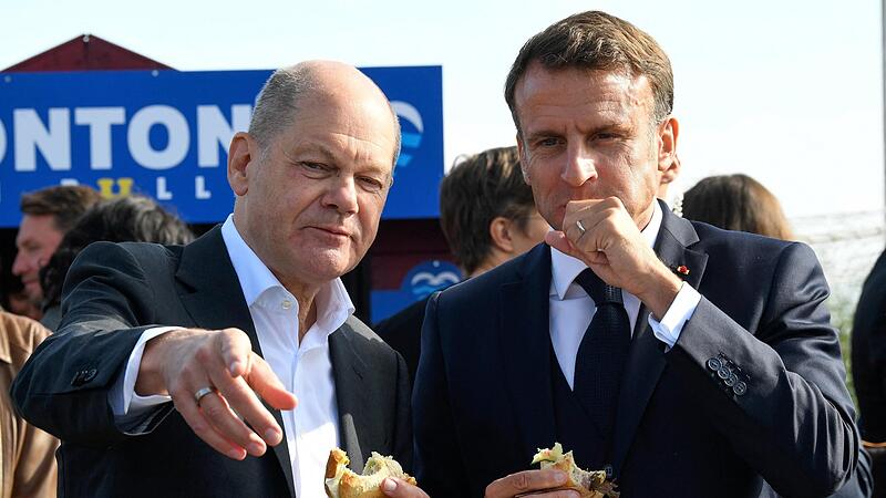 Beim Treffen mit dem französischen Staatspräsidenten Macron in Hamburg ließ der Kanzler Fischbrötchen servieren. Die werden zum Ende hin matschig und zerbröseln. Sind sie damit unfreiwillig ein Symbol für die Kanzlerschaft von Olaf Scholz?