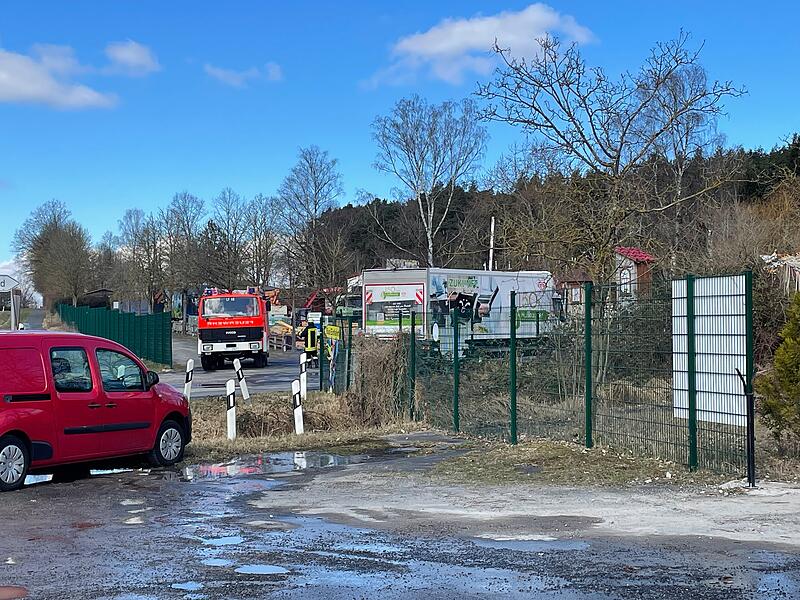 Gegen 11 Uhr ist die Lage wieder unter Kontrolle und die Feuerwehren aus dem Landkreis Bamberg ziehen ab. Gegen 11 Uhr ist die Lage wieder unter Kontrolle und die Feuerwehren aus dem Landkreis Bamberg ziehen ab. Derweil fährt ein Frische-Laster mit Waren für die kommende Saison vor.