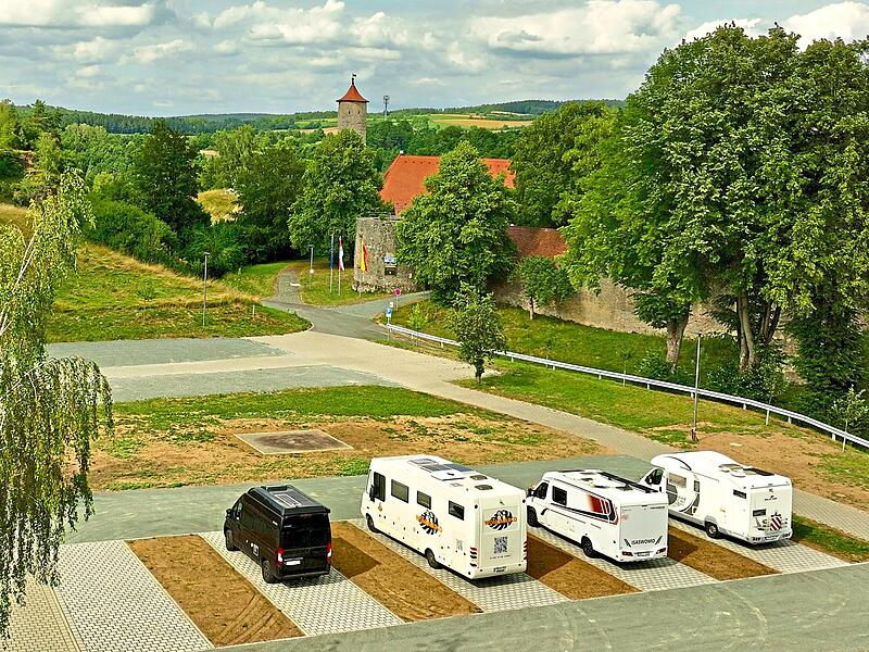 Der Stellplatz bei der Burg Waischenfeld ist f&uuml;r Wohnmobile geeignet.