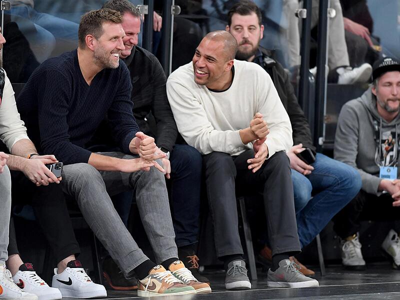 Dirk Nowitzki (links) unterhält sich mit seinem Kumpel aus Würzburger Zeiten, Marvin Willoughby, der inzwischen Geschäftsführer Sport bei den Hamburg Towers ist.