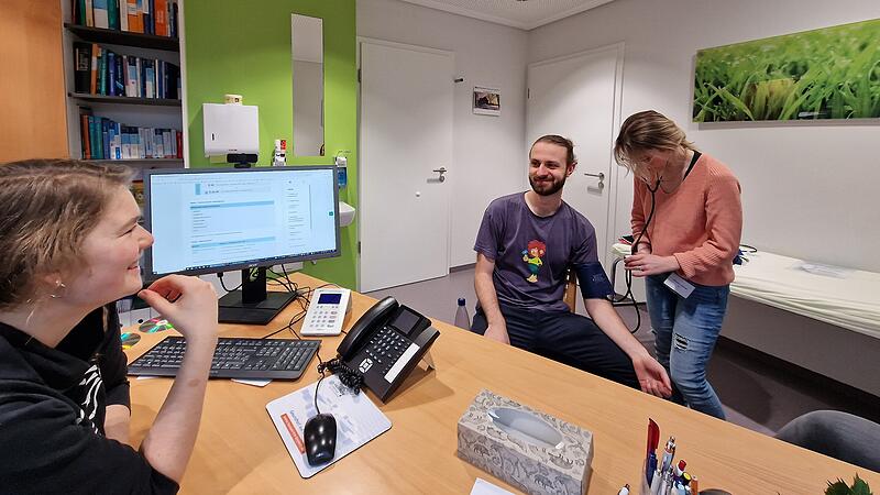 Rund 40 Medizinstudierende der Friedrich-Alexander-Universität Erlangen-Nürnberg besuchten den Landkreis Kulmbach, um sich Einblicke in die hausärztlichen Tätigkeiten sowie in Klinikabläufe zu verschaffen und die Region kennenzulernen…