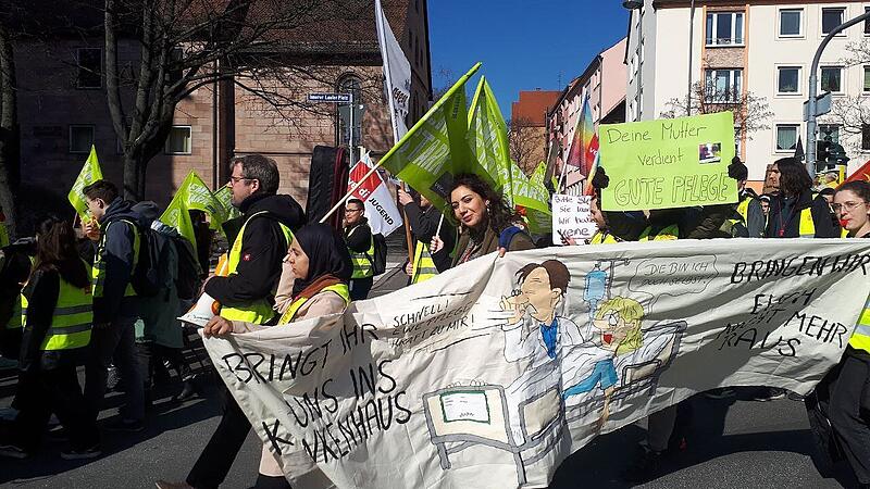Hilal Tavsancioglu bei einer Demo f&uuml;r die Rettung von Krankenh&auml;usern