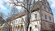 Das Alte Schloss in Gereuth hat vielleicht keine glanzvolle, aber immerhin eine Zukunft. Der Landrat hat den Verfall des Denkmals gestoppt.
