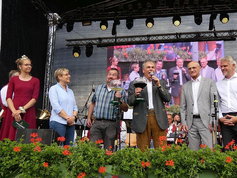 Bürgermeister Bernhard Ruß (Dritter von rechts) eröffnete das 29. und letzte Sander Weinfest in seiner Amtszeit