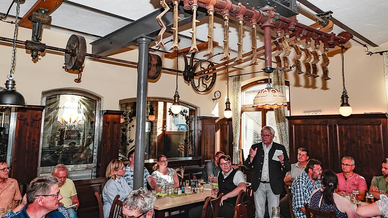 Im Brauereigasthof &bdquo;Zur Sonne&ldquo; herrscht unter einem sich drehenden Hackwerk eine urige Atmosph&auml;re.