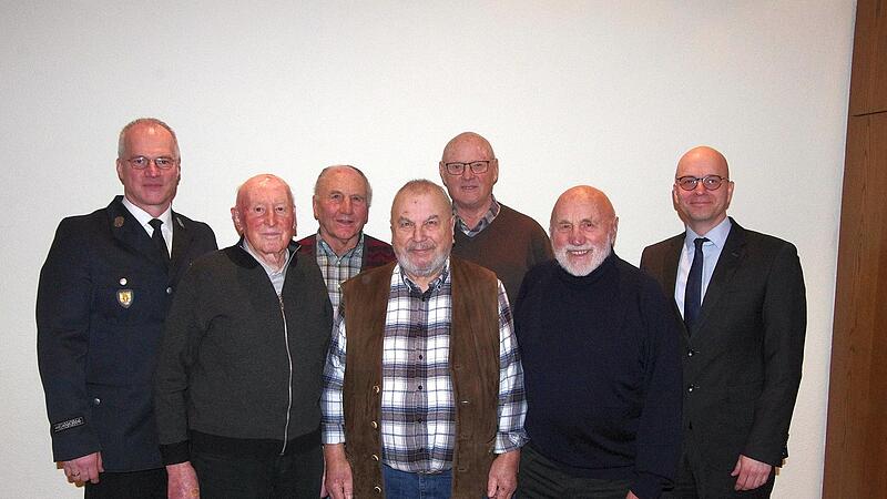 Ehrungen für 65 bis 70-Jahre (von links) Ralf Schubert, Hans Wimmel, Wolfgang Schneider, Georg Weippert, Karl Heinz Englert, Hubert Noppenberger und Dirk Vogel