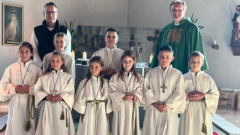 Auf dem Bild zu sehen sind von links: Emmi Schärpf, Heiko Schmitt (Sozialpädagoge), unten. Carlotta Looke, oben: Rosa Schaub, Mathilda Feser, Max Betz, Johanna Stockmann, Leander Hohmann, Pfarrer Paul Kowol und Leo Kraft.