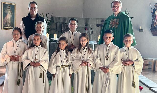 Auf dem Bild zu sehen sind von links: Emmi Schärpf, Heiko Schmitt (Sozialpädagoge), unten. Carlotta Looke, oben: Rosa Schaub, Mathilda Feser, Max Betz, Johanna Stockmann, Leander Hohmann, Pfarrer Paul Kowol und Leo Kraft.