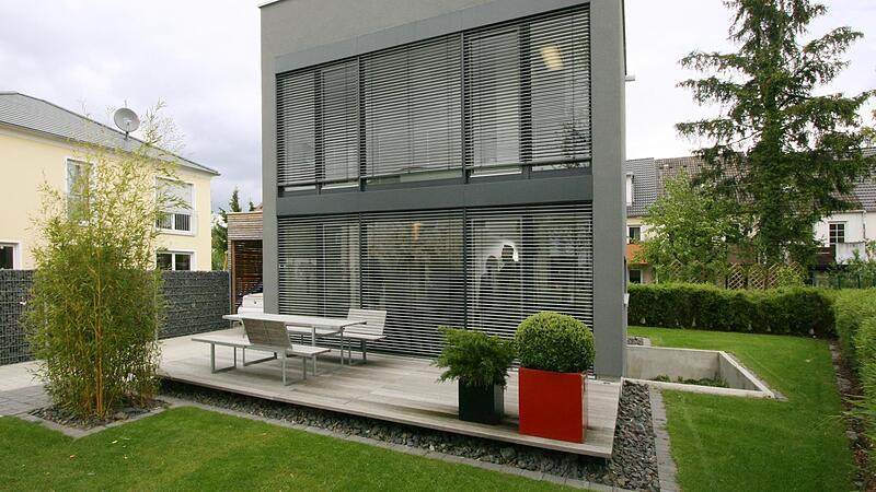 Die &bdquo;Architektouren&ldquo; der Bayerischen Architektenkammer pr&auml;sentieren j&auml;hrlich besonders gelungene Projekte. 2010 z&auml;hlte das von Johannes Morhard konzipierte &bdquo;Single-Haus&ldquo; in Erlangen-Tennenlohe (Bild) dazu.