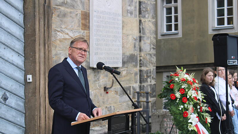 Gedenkfeier 8. Mai Oberbürgermeister Andreas Starke erinnert in seiner Rede an die Opfer des Krieges.
