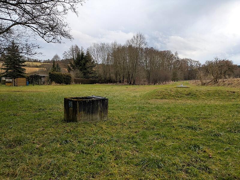 Der Riedbrunnen liegt im s&uuml;dlichen Teil der Schreberg&auml;rten, zwischen Talweg und der Abzweigung zum Karlsberg.