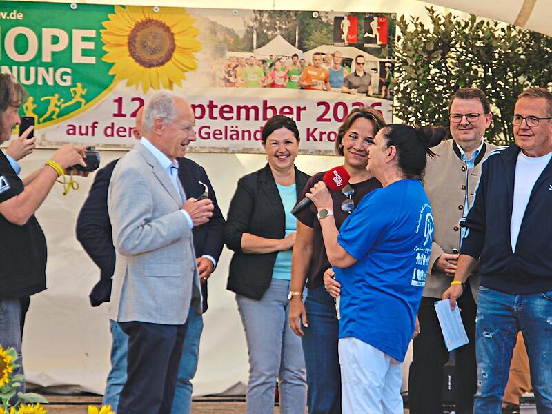 Rainer Kober bei der Spendenübergabe an Dr. Martina Stauch. Veronika Schadeck Rainer Kober bei der Spendenübergabe an Dr. Martina Stauch. Veronika Schadeck