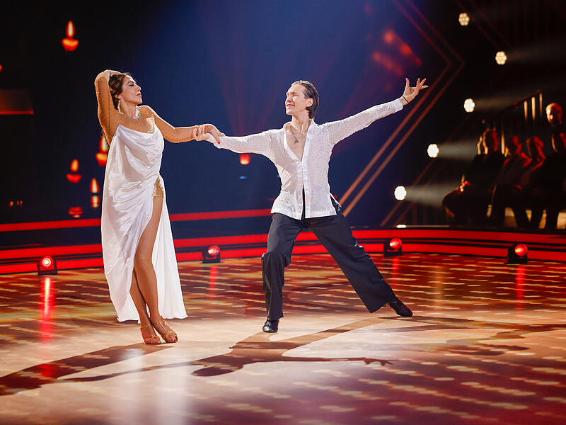 Hier tanzt Evgeny Vinokurov mit der Schauspielerin Simone Thomalla in der RTL-Tanzshow &bdquo;Let&rsquo;s Dance&ldquo;.