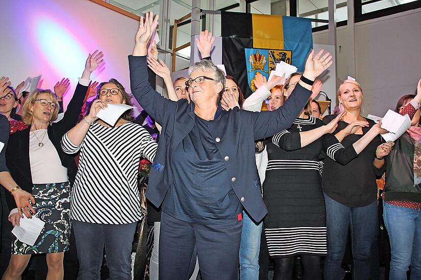 Aus der Bayern-Hymne „Stern des Südens“ machten der Lehrerchor bei der Amtseinführung von Lydia Münch im Jahre 2019 ein „Kuschter Madla“. Damit ließen die Pädagogen ihre neue Chefin (vorne, dritte von links) hochleben.