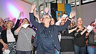 Aus der Bayern-Hymne „Stern des Südens“ machten der Lehrerchor bei der Amtseinführung von Lydia Münch im Jahre 2019 ein „Kuschter Madla“. Damit ließen die Pädagogen ihre neue Chefin (vorne, dritte von links) hochleben. Aus der Bayern-Hymne „Stern des Südens“ machten der Lehrerchor bei der Amtseinführung von Lydia Münch im Jahre 2019 ein „Kuschter Madla“. Damit ließen die Pädagogen ihre neue Chefin (vorne, dritte von links) hochleben.