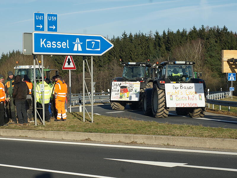 Protestierende Bauern verengten auch die Zufahrten zur A7 an der Anschlussstelle Bad Br&uuml;ckenau/Wildflecken.