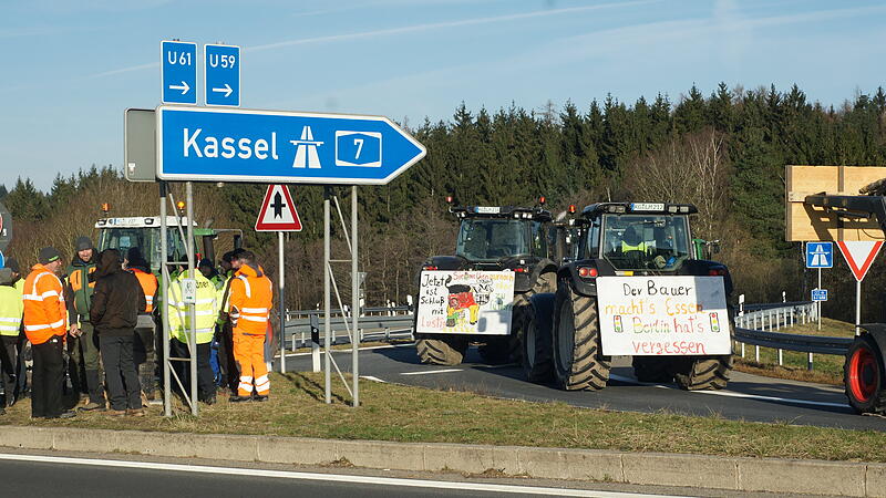 Protestierende Bauern verengten auch die Zufahrten zur A7 an der Anschlussstelle Bad Brückenau/Wildflecken.Protestaktion der Landwirte am 08. Januar 2024 Protestierende Bauern verengten auch die Zufahrten zur A7 an der Anschlussstelle Bad Brückenau/Wildflecken.