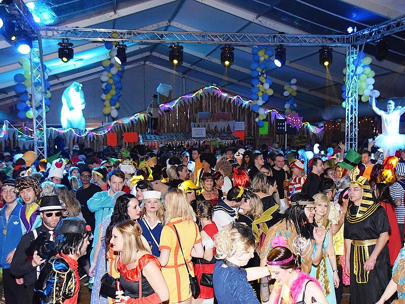 Wie hier auf einem Foto einer fr&uuml;heren Veranstaltung gibt es im Fasching 2025 in Euerbach wieder die Eisb&auml;rparty im geschm&uuml;ckten Winterzelt.