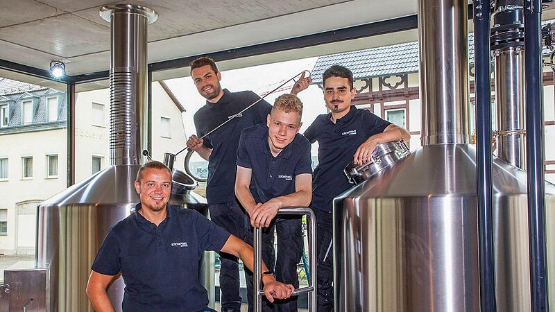 Nachwuchs-Brauer am Werk: In der eigenst&auml;ndigen Klein-Brauerei d&uuml;rfen die Azubis ihre Ideen verwirklichen.