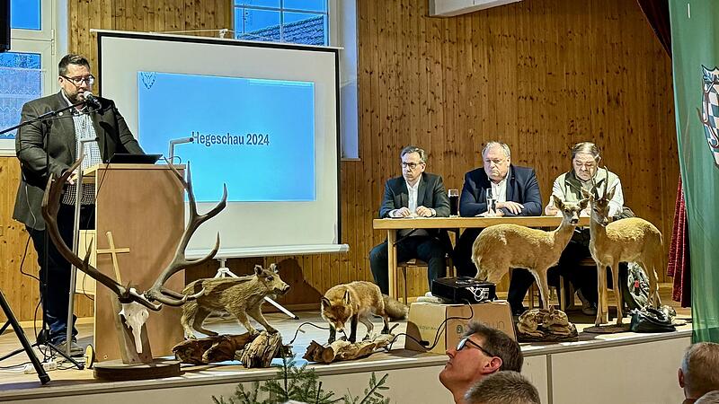 Renee Barth, Vorsitzender der Kreisjägerschaft, präsentiert Landrat Alexander Tritthart, CSU-Landtagsabgeordneten Walter Nussel und Reiner Seifert vom Forstamt Erlangen (von links) in Lonnerstadt die Details der Hegeschau. Renee Barth, Vorsitzender der Kreisjägerschaft, präsentiert Landrat Alexander Tritthart, CSU-Landtagsabgeordneten Walter Nussel und Reiner Seifert vom Forstamt Erlangen (von links) in Lonnerstadt die Details der Hegeschau.