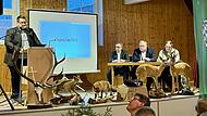 Renee Barth, Vorsitzender der Kreisj&auml;gerschaft, pr&auml;sentiert Landrat Alexander Tritthart, CSU-Landtagsabgeordneten Walter Nussel und Reiner Seifert vom Forstamt Erlangen (von links) in Lonnerstadt die Details der Hegeschau.