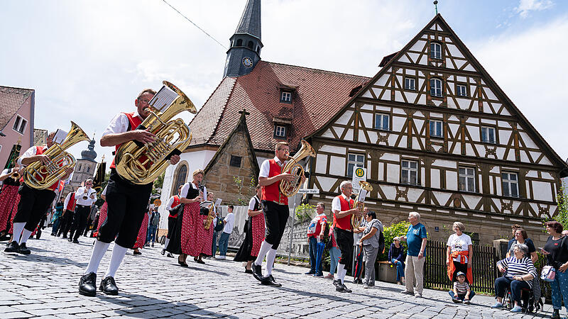Seit zehn Jahren ist endlich wieder der Gro&szlig;e Annafestzug durch Forchheim gezogen. Mit dabei waren neben 4000 Mitwirkenden Ehreng&auml;ste wie Ministerpr&auml;sident Markus S&ouml;der und sein Stellvertreter Hubert Aiwanger.