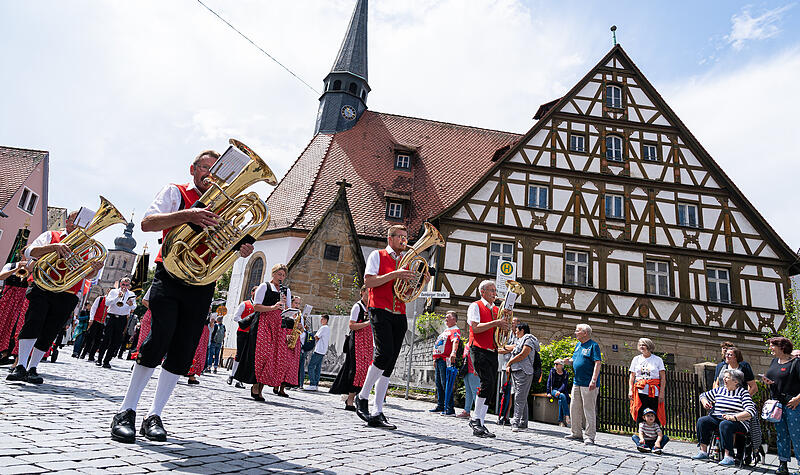 Seit zehn Jahren ist endlich wieder der Gro&szlig;e Annafestzug durch Forchheim gezogen. Mit dabei waren neben 4000 Mitwirkenden Ehreng&auml;ste wie Ministerpr&auml;sident Markus S&ouml;der und sein Stellvertreter Hubert Aiwanger.