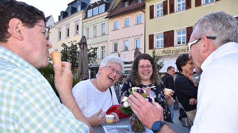 Familie Olbrich ersteigerte von Stadtrat Alexander Meile (WGK) Blumen und Pasta.