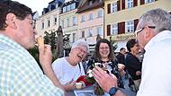 Familie Olbrich ersteigerte von Stadtrat Alexander Meile (WGK) Blumen und Pasta.