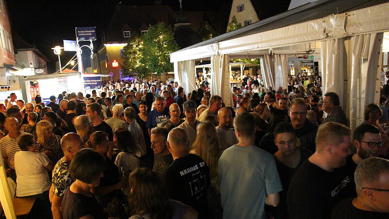 Besonders in den Abendstunden herrscht dichtes Gedr&auml;nge am Marktplatz.