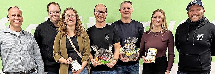 Unser Bild zeigt (von links) den B&uuml;rgermeister der Marktgemeinde Elfershausen, Johannes Krumm, 1. Sportleiter Benedikt M&uuml;ller-Bohley, Jessi Eck, Adrian Schneider, Markus Schneider, Hanna Schneider sowie 2. Sportleiter Ingo Linke.