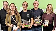 Unser Bild zeigt (von links) den B&uuml;rgermeister der Marktgemeinde Elfershausen, Johannes Krumm, 1. Sportleiter Benedikt M&uuml;ller-Bohley, Jessi Eck, Adrian Schneider, Markus Schneider, Hanna Schneider sowie 2. Sportleiter Ingo Linke.