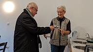 Domkapitular und Pfarrer Martin Emge (l.) und  ehrenamtliche Helfer des katholischen Seelsorgebereiches Forchheim haben die Wärmestube neben der Martinskirche in Forchheim eröffnet.Forchheim & Fränkische Schweiz