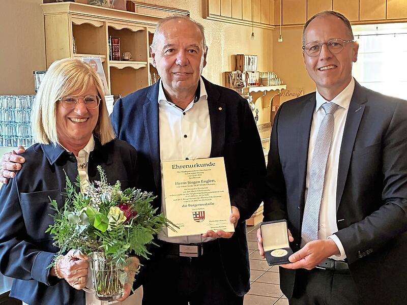 J&uuml;rgen Englert mit Gattin Ursula nimmt die B&uuml;rgermedaille von B&uuml;rgermeister Johannes Krumm f&uuml;r seine Verdienste in der Kommunalpolitik entgegen. Krumm selbst erhielt auch die B&uuml;rgermedaille.