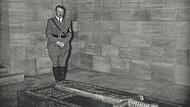 19. Oktober 1935: Adolf Hitler besucht das gerade fertiggestellte Gefallenen-Ehrenmal in Coburg. Die Aufnahme machte Franz Höch, sie ist zu finden im Buch „Städte der bayerischen Ostmark“ von Erich Probst.