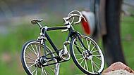 Detailarbeit am Rh&ouml;nexpress-Radweg.
