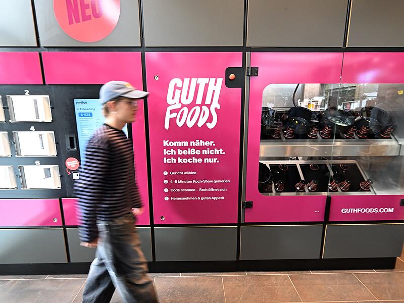 Vorführung eines Kochroboters an einer Münchner Tankstelle Vorführung eines Kochroboters an einer Münchner Tankstelle