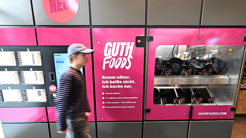 Vorführung eines Kochroboters an einer Münchner Tankstelle Vorführung eines Kochroboters an einer Münchner Tankstelle