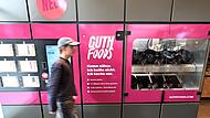 Vorführung eines Kochroboters an einer Münchner Tankstelle Vorführung eines Kochroboters an einer Münchner Tankstelle