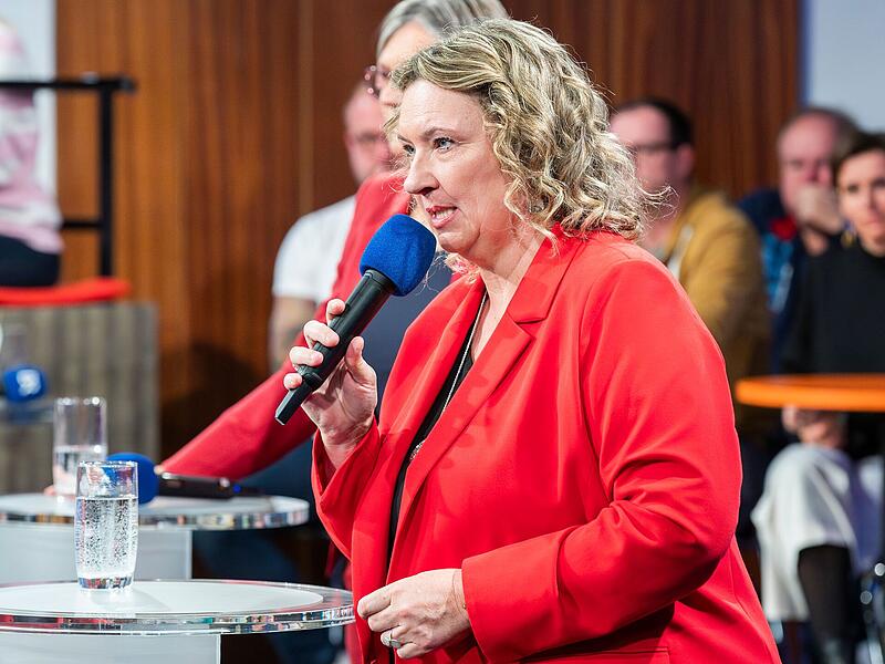 "Wir müssen jetzt an einem Strang ziehen, um unsere heimische Industrie und Arbeitsplätze in Bayern zu sichern", fordert Kerstin Schreyer, wirtschaftspolitische Sprecherin der CSU im Landtag. "Wir müssen jetzt an einem Strang ziehen, um unsere heimische Industrie und Arbeitsplätze in Bayern zu sichern", fordert Kerstin Schreyer, wirtschaftspolitische Sprecherin der CSU im Landtag.