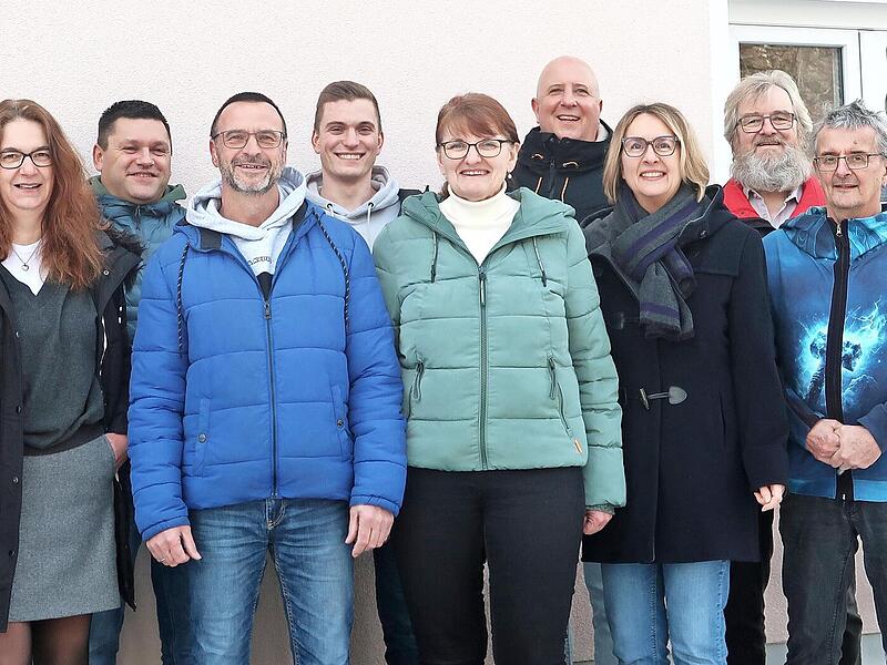 Alle Bewerberinnen und Bewerber der W&auml;hlergruppe Dorfgemeinschaft Kleinsendelbach mit Ersatzkandidaten und B&uuml;rgermeisterkandidatin Hildegund Fischer (M.).