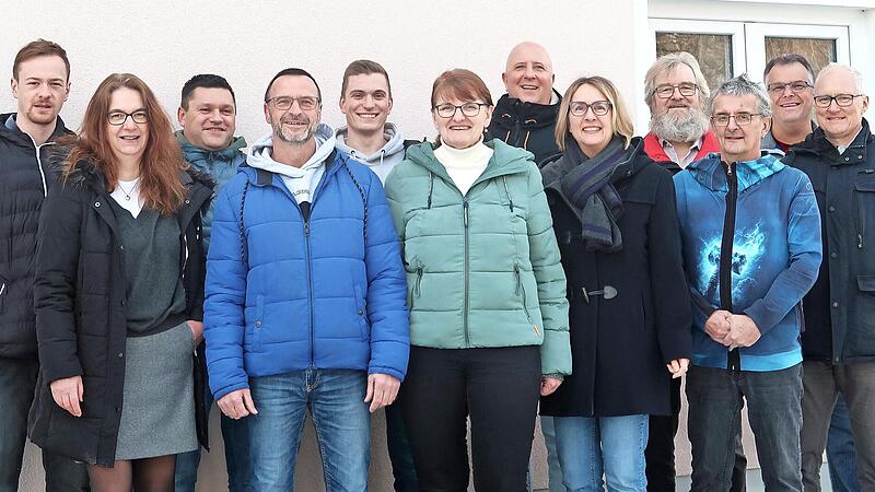 Alle Bewerberinnen und Bewerber der W&auml;hlergruppe Dorfgemeinschaft Kleinsendelbach mit Ersatzkandidaten und B&uuml;rgermeisterkandidatin Hildegund Fischer (M.).