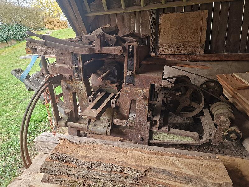 Der Bes&auml;umer aus dem Jahr 1956 stand lange in der Lagerhalle und ist nun zu den anderen historischen Maschinen in die S&auml;gehalle gezogen. K&uuml;nftig soll auch er wieder &uuml;ber die Welle angetrieben werden.
