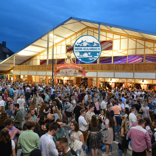 Drinnen und draußen - Trubel auf der Bierwoche. Drinnen und draußen - Trubel auf der Bierwoche.