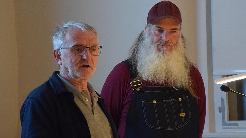 Der Leiter der Bezirksgruppe des CHW Lichtenfels, Ulrich S&uuml;nkel (li.), mit Michael Jandejsek.