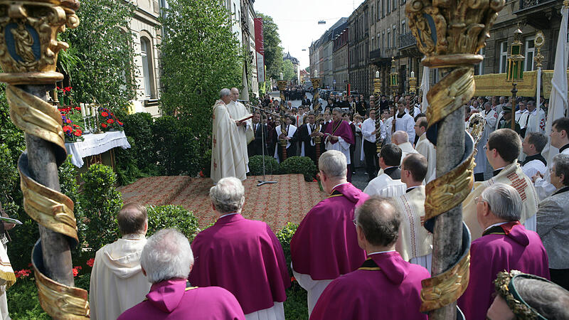 Fronleichnamsprozession in Bamberg Im Streit um den Altarschmuck während der Fronleichnamsprozession in Bamberg haben sich die Stadt und das Erzbistum geeinigt.